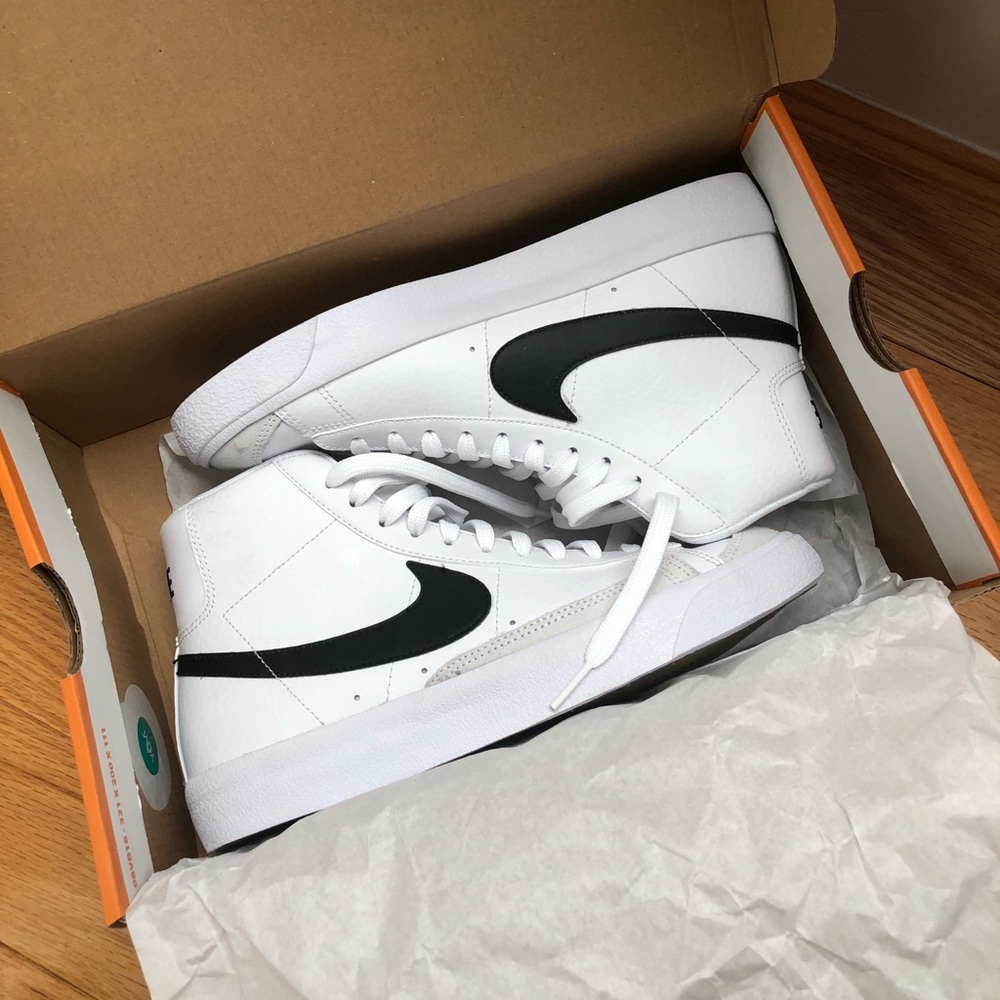 BOYS White/black Nike Blazers mid ‘77